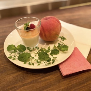 本日のおすすめメニュー「白桃のムース＆ゼリー」@恵比寿の大人の隠れ家　鉄板焼き バンブーグラッシィ(テイクアウト・デリバリーもやってます！)