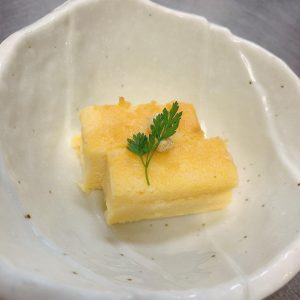 本日の先付「クリームチーズと西京味噌のカステラ」＠恵比寿の大人の隠れ家　鉄板焼き バンブーグラッシィ