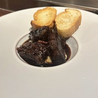 「本日のおすすめメニュー【神戸牛の赤ワイン煮込み】」
